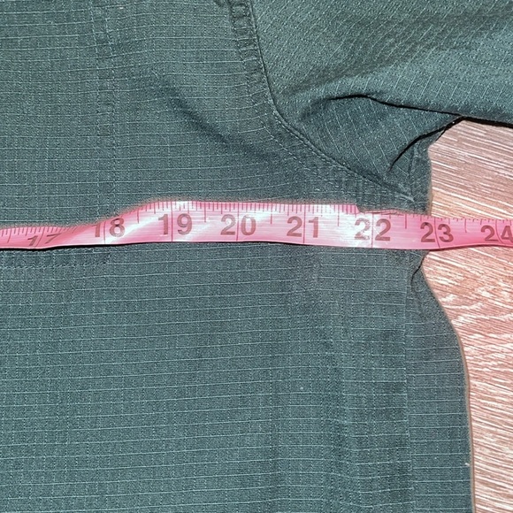 Carhartt Dark Green V-Neck Scrub Top size medium - Picture 4 of 5